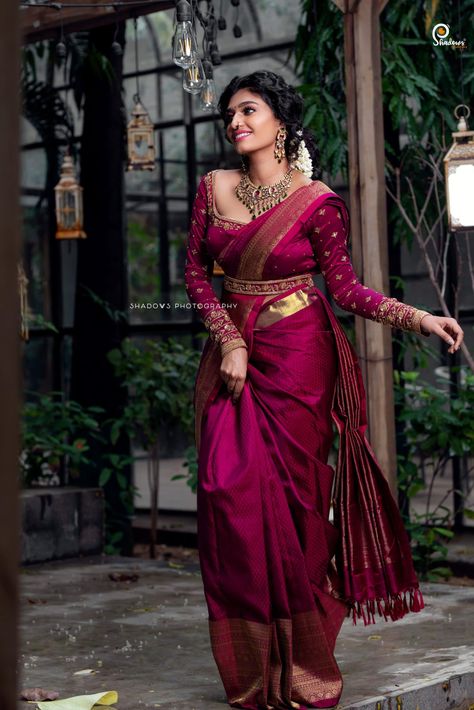 South Saree Look, Kerala Wedding Saree Hindus, South Indian Sarees Traditional, South Indian Look Saree, Wedding Blouse Designs South Indian, Bridal Blouse Designs South Indian, South Indian Saree Look, Saree Look Traditional, Bridal Saree Look