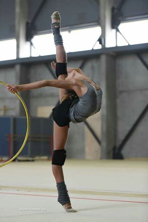 Rhythmic Gymnastics Training, Gymnastics Flexibility, Flexibility Dance, Gymnastics Training, Amazing Gymnastics, Gymnastics Poses, Dance Photography Poses, Gymnastics Photography, Sport Gymnastics