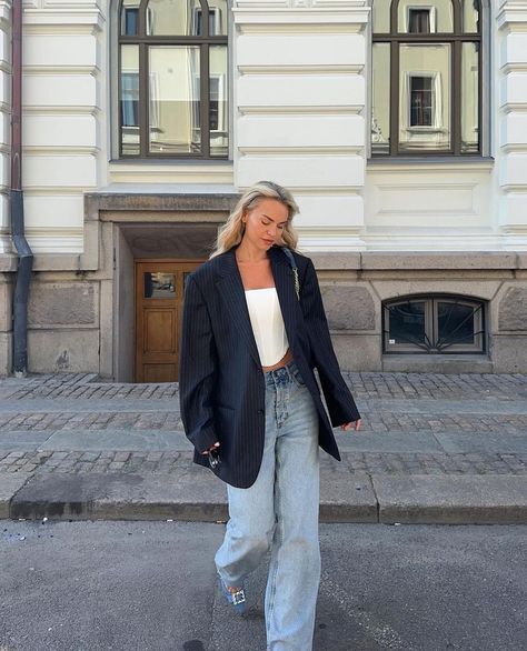 MARIELLE LINDAHL (@mariellelindahl) • Instagram photos and videos White Cropped Blazer Outfit, Oversized Blazer Outfit Casual, Blazer Outfit Casual, Cropped Blazer Outfit, White Cropped Blazer, Denim Blazer Women, Oversized Blazer Outfit, Money Clothing, Summer Office Outfits