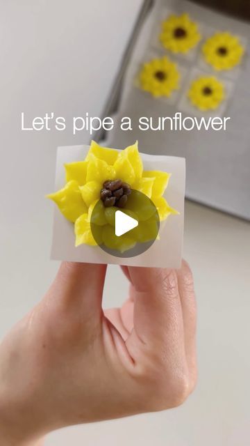 Icing Sunflowers On Cake, Nail Making, Sunflower Cake, Piping Tip, Cake Piping, Yellow Petals, Piping Bag, Cakes And Cupcakes, Buttercream Recipe