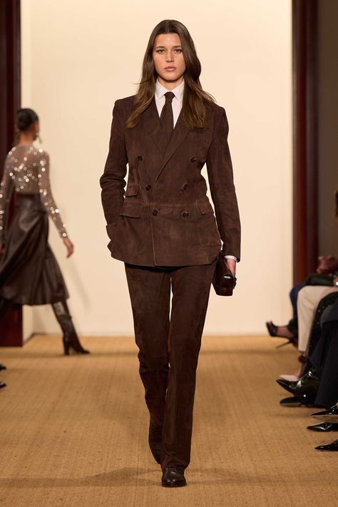 Ralph Lauren Fall 2024 Ready-to-Wear https://www.vogue.com/fashion-shows/fall-2024-ready-to-wear/ralph-lauren/slideshow/collection#27 Ralph Lauren Runway 90s, Ralph Lauren 90s Runway, Ralph Lauren 2024, Beige Suits Women, Ralph Lauren Couture, Ralph Lauren Runway, 90s Minimalism, Ralph Lauren 90s, Ralph Lauren Suits