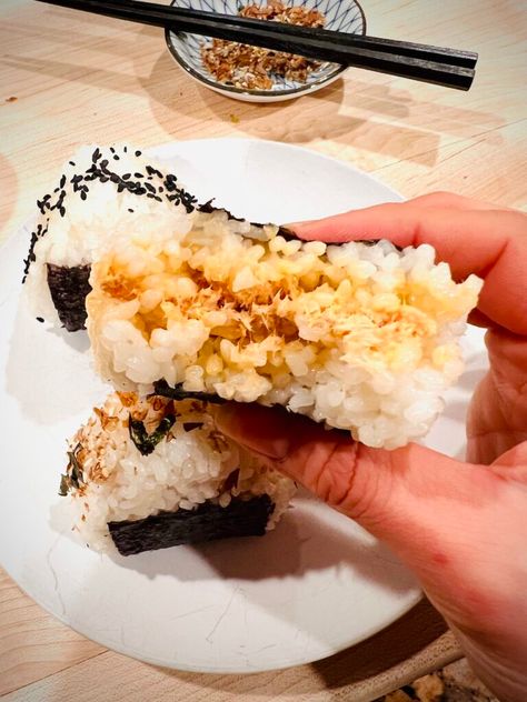 Essen, Spicy Salmon Onigiri Recipe, Canned Salmon Onigiri, Salmon Onigiri Filling, Spicy Salmon Onigiri, Salmon Rice Ball, Salmon Rice Balls Onigiri Recipe, Origini Rice Balls, Rice Balls Recipe Japanese