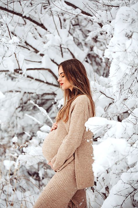 Maternity Photography Outfits Winter, Snowy Winter Maternity Pictures, Snow Maternity Outfits, Maternity Photography January, Maternity Shoot In December, Cute Winter Maternity Pictures, Maternity Photography In Winter, Maternity Pictures In January, February Maternity Photos Ideas