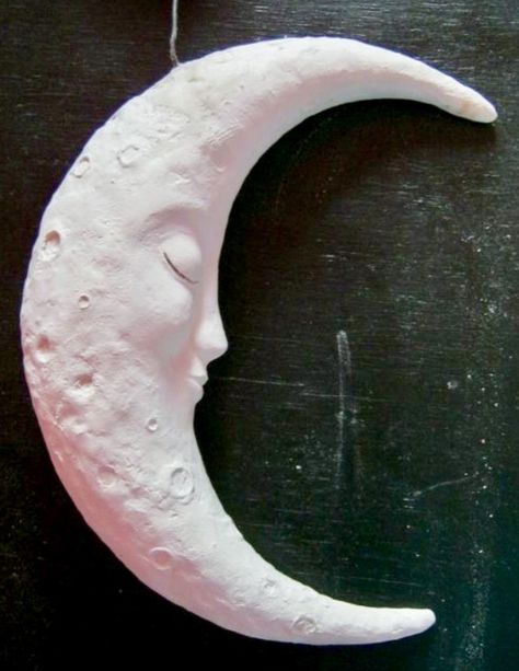 Clay Sculpture Aesthetic, Paper Mache Moon, Crescent Moon With Face, Moon With Face, Sculpture Aesthetic, Ideas Con Papel, Crescent Moon Art, Aesthetic Clay, Paper Clay Art