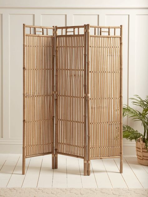 Japanese Apartment Bedroom, Changing Screen, Garden Room Interiors, Bamboo Screen, Shoji Doors, Japanese Apartment, Japandi Interior Design, Bamboo Screening, Bamboo Room Divider