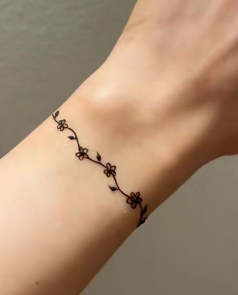 Henna On Wrist Simple, Henna Tattoo Designs Bracelet, Mehendi On Wrist, Mehendi Designs Very Simple, Aesthetic Henna Tattoo Designs, Bracelet Design Mehendi, Bracelet Design Mehndi, Arm Mehandi Designs, Bracelets Mehndi Designs