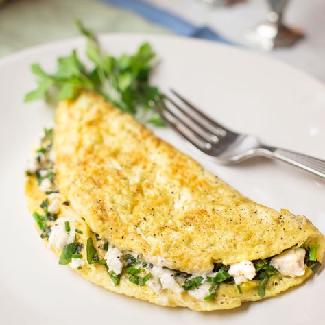 Healthy, quick and easy 5-ingredient, gluten-free omelets, inspired by a trip to Southern France. Recipe and easy omelet cooking technique included! Goat Cheese Omelette, Feta Omelette, Cheese Omelette Recipe, Herbed Cream Cheese, Easy Omelet, Chives Recipe, Cheese Omelet, Cheese Omelette, Spinach Tomato