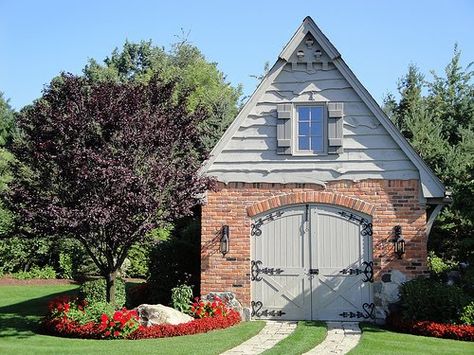 Pretty sweet 'shed'. Apartment Building Exterior, Carriage House Doors, Plan Garage, Shed Garage, Carriage House Garage, Carriage Doors, Brick Garden, Garage Door Design, Garage Apartments