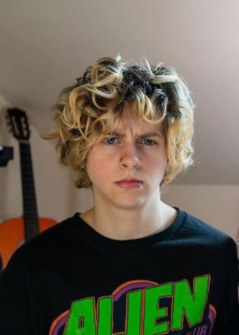 Noah Finnce Hair, Floofy Hair, Noah Finnce, Fluffy Curly Hair, Celebrity Haircuts, Black Roots, Gender Envy, Hair Reference, Hair Curly