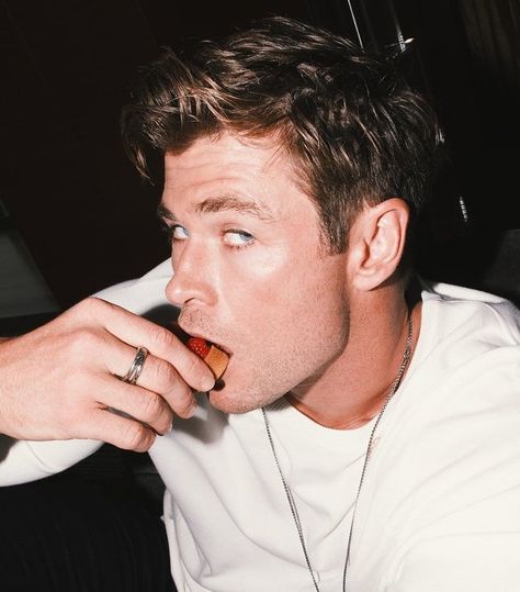 Chris Hemsworth Aesthetic, Chris Hemsworth, A Man