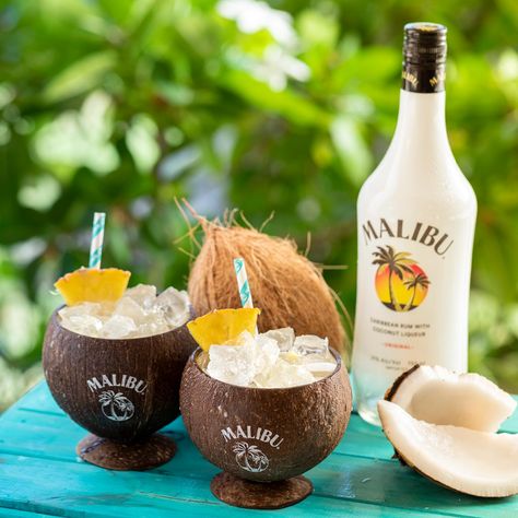 Malibu cocktails to make this National Piña Colada Day! - Chilled Magazine Malibu Rum Drinks, Malibu Cocktails, Rum Drinks Recipes, Coconut Liqueur, Malibu Coconut, Diy Cocktails, Coconut Drinks, Malibu Rum, Caribbean Rum