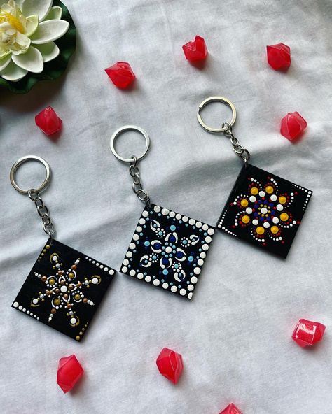 Mandala Keychain Diy, Dot Painting Keychain, Mandala Art Keychain, Dot Mandala Keychain, Martisoare Handmade Ideas, Keychain Diy Easy, Mandala Jewelry, Clay Keychain, Mandala Rock Art