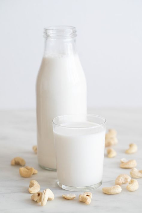 Homemade Soy Milk, Nut Milk Recipe, Homemade Nut Milk, Chocolate Almond Milk, Almond Benefits, Make Almond Milk, Almond Milk Recipes, Cereal Milk, Homemade Almond Milk