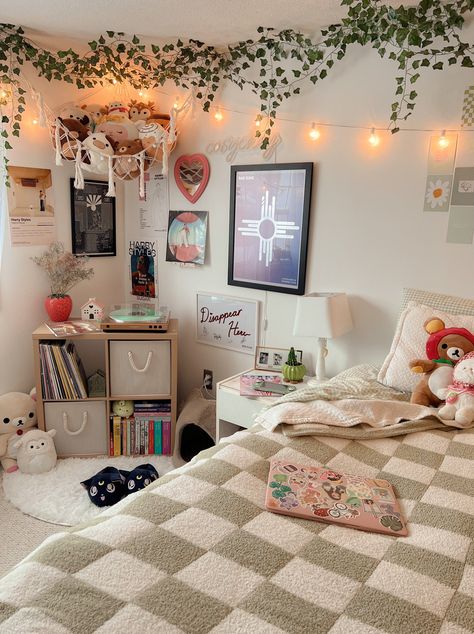 Kawaii Gaming Room, Kawaii Aesthetic Room, Kawaii Bedroom Decor, Cutecore Aesthetic, Cute Desk Decor, Kawaii Cutecore, Kawaii Bedroom, College Dorm Room, Pastel Room