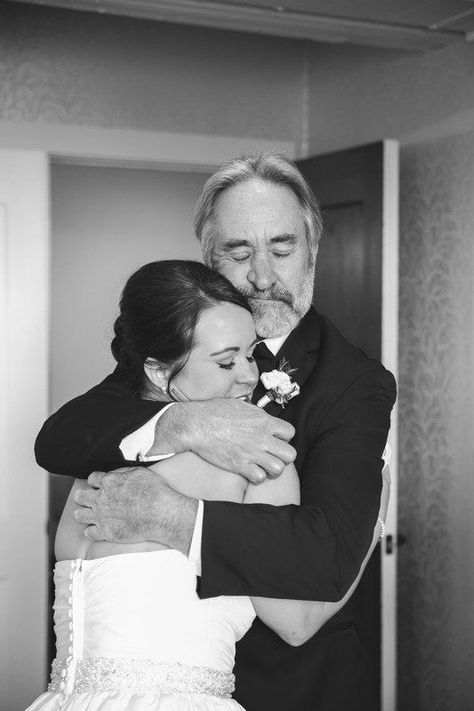 Hugging Photography, Father Daughter Wedding, Father Daughter Photos, Daughter Photo Ideas, Wedding Photo List, Wedding Pictures Ideas, Wedding Shot List, Family Wedding Photos, Wedding Portrait Poses