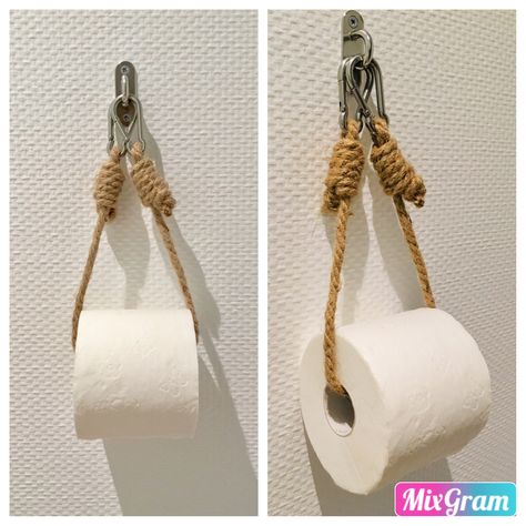 Dérouleur de papier toilette fait maison.  Une corde achetée chez Rougier et Plé. Deux noeuds du pendu. Deux mousquetons achetés chez Leroy Merlin. Et nous voilà au bout du rouleau. Toilet Paper, Leroy Merlin, Merlin, Quick Saves