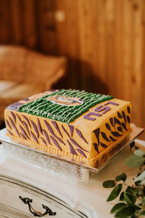 24 Unique Ideas for the Groom's Cake Blueberry Wedding, Groom Cakes, Red Velvet Wedding Cake, Yellow Wedding Cake, Old Fashioned Wedding, Wedding Buffet Food, Garden Meadow, Meadow Wedding, Vegan Wedding Cake