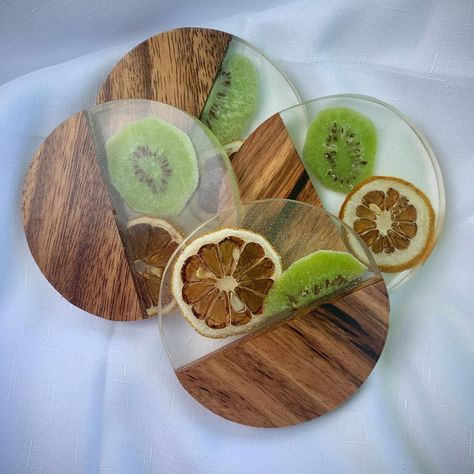 Fruit In Resin, Sellable Wood Projects, Rezin Epoxi, Epoxy Resin Art Ideas, Resin Wood Art, Fruit Coasters, Fruit Resin, Resin Fruit, Epoxy Coasters