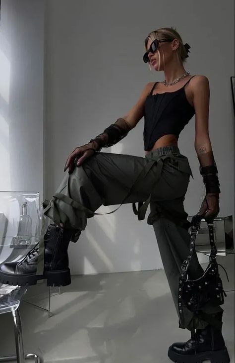 How to Get Tomboy Femme Style - TikTok Trend Watch 2024 Techno Inspired Outfit, Techno Style Outfit, Cold Weather Rave Outfits, Rave Looks Outfit, Techno Aesthetic Outfit, Futuristic Outfit Ideas, Rave Outfits Techno, Techno Outfit Rave, Look Techno