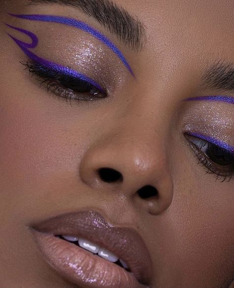 Makeup Ideas Unique, Colored Eyeliner Looks, Eyeliner And Eyeshadow, Creative Eyeliner, Colorful Eyeliner, Instagram Minimalist, Purple Eyeliner, Euphoria Vibes, Maquillage On Fleek