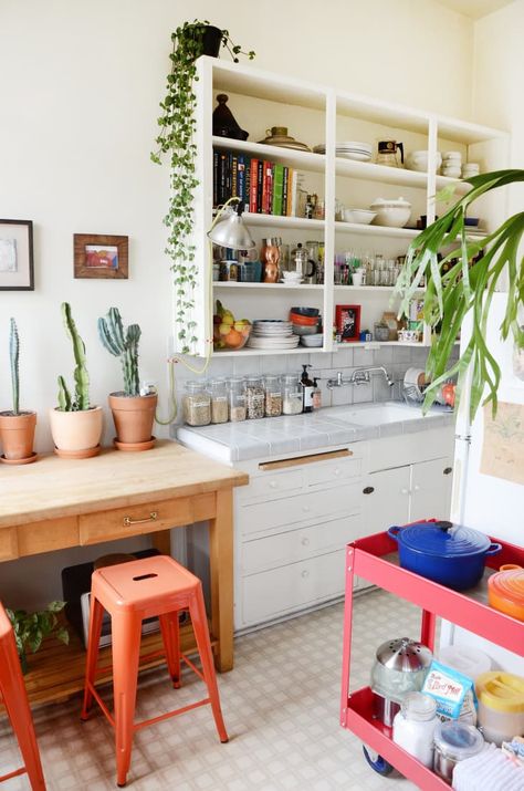 House Tour: A Cozy 300 Square Foot Studio in Oakland | Apartment Therapy Small Studio Apartment Decorating, Diy Room Divider, Small Studio Apartment, Tiny Apartments, Tiny Apartment, Studio Apartment Decorating, Design Del Prodotto, Apartment Kitchen, Cool Ideas