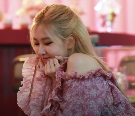 Media Tweets by rosé pics (@picturesrosie) / Twitter Cute Rose, Rose Park, Rose Icon, Rose Photos, Park Chaeyoung, Rosé Blackpink, Blackpink Photos, Blackpink Fashion, Blackpink Rose