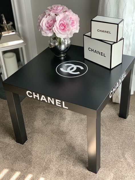 Chanel Closet Decor, Chanel Table Decor, Chanel Room Decor, Decent Bed Design, Chanel Inspired Room, Chanel Room, Chanel Christmas, Beautiful Bed Designs, Glam Living Room Decor