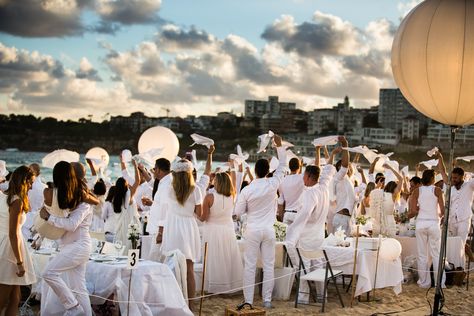 Dinner En Blanc 2014 White Theme Party Outfit, White Party Attire, Hamptons Party, White Party Theme, White Party Outfit, Beach Party Outfits, Party Outfits Night, White Dinner, Beach Events