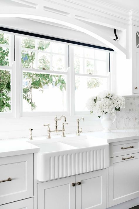 10 easy ways to decorate your home with Hamptons style decor | Home Beautiful Magazine Australia Hampton Style Kitchen, Hamptons Farmhouse, Kitchen Sink Ideas, Hamptons Style Decor, Ceramic Kitchen Sink, Hamptons Kitchen, Hamptons Style Home, Hampton Home, Styl Hampton