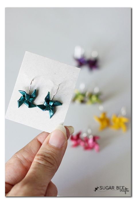 How to Make Clay Pinwheel Earrings - Sugar Bee Crafts Diy Earrings Tutorial, Diy Fimo, Origami Jewelry, How To Make Clay, Deco Originale, Bee Crafts, Fimo Clay, Earring Tutorial, Polymer Clay Projects