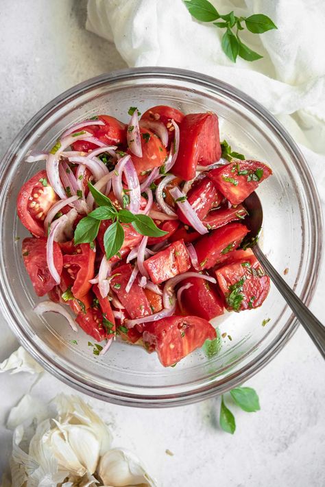 Marinated Tomato Salad, Salad With Herbs, Salad With Fresh Herbs, Olive Oil Salad, Marinated Tomatoes, Roasted Tomato Sauce, Tomato Salad Recipes, Red Onion Salad, Healthy Lunch Meal Prep