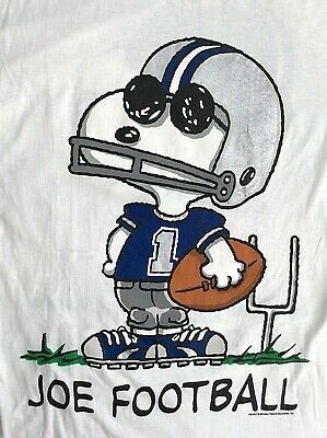 Charlie Brown Football, Charlie Brown Classroom, Snoopy Football, Throwing A Football, Snoopy Drawing, Dallas Cowboys Logo, Snoopy Halloween, Football Images, Snoopy Wallpaper