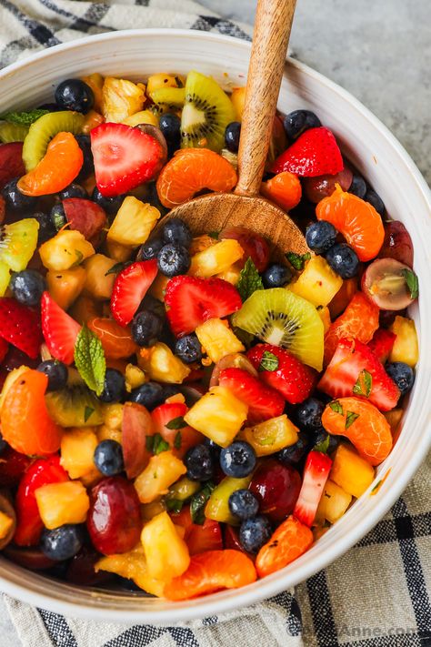 An easy fruit salad recipe that’s bright, healthy, and wonderfully refreshing. Fruit And Veggie Diet, Fruit Salad For A Crowd, Christmas Fruit Salad, Bday Brunch, Easy Fruit Salad, Veggie Diet, Easy Fruit Salad Recipes, Fruit Salad Recipe, Salads For A Crowd