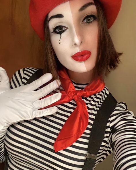 Mime Woman Costume, Mime Costume Diy Women Makeup, Mime Artist Costume, Halloween Costumes Mime, Women Mime Costume, Scary Mime Costume, Halloween Mime Costume, Diy Mime Costume For Women, Female Mime Makeup