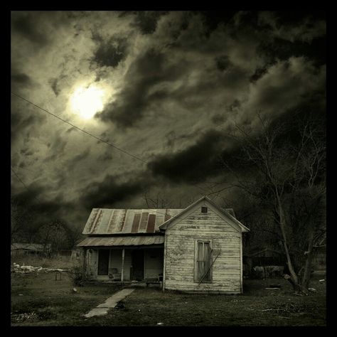 Abandoned house. Old Abandoned Houses, Spooky Places, Old Farm Houses, Night Photos, Old Barns, Old Farm, Abandoned Buildings, Abandoned Houses, Abandoned Places