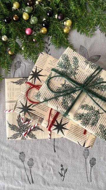 Eco Friendly Wrapping Ideas, Newspaper Wrapping Ideas, Newspaper Gift Wrapping Ideas, Natural Christmas Present Wrapping, Eco Christmas Wrapping, Newspaper Christmas Wrapping, Sustainable Christmas Wrapping, Eco Friendly Gift Wrapping Diy, Christmas Gift Wrap Brown Paper