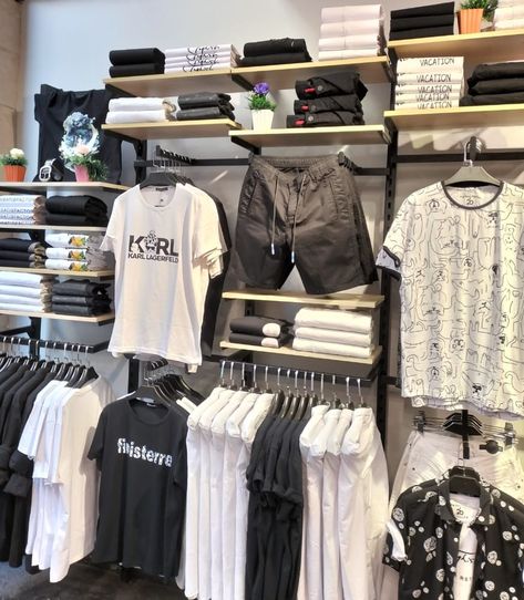 Small Mens Boutique Interior Design, Menswear Shop Interior Design, Men Clothing Store Design Ideas, Mens Boutique Interior Design, Small Clothing Store Interior Design, Mens Store Display, Men's Clothing Store Design, Clothing Store Interior Design, Small Shop Design