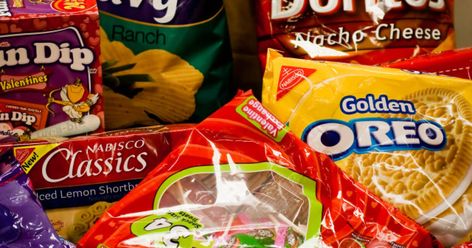 Top 10 reasons we don't choose healthy food. Snack Shack, Movie Night Snacks, Plantain Chips, Sleepover Food, Junk Food Snacks, Food Additives, Diet Help, Food Goals, Unhealthy Food