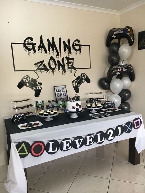 Gamers Party Ideas, Xbox Birthday Party, Gamer Wall Decor, Playstation Party, Playstation Cake, Bedroom Gamer, Custom Controller, Video Games Birthday Party, Game Girl