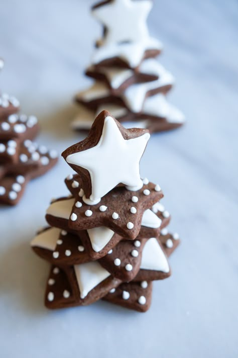 Clementine Gingerbread Cookie Trees - Bake at 350° Holiday Desserts Table, Winter Treats, Lemon Cake Recipe, Royal Icing Decorations, Star Cookies, Cookie Party, Gingerbread Cookie, Baking Blog, Xmas Food