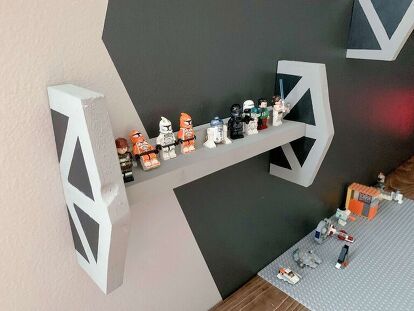 We are loving this creative fighter floating shelves this mom made for her boys bedroom. Made from scrap wood this diy floating shelf cost nothing to make. Budget friendly floating shelf for boys bedroom. Star Wars Baby Room, Star Wars Kids Room, Decoracion Star Wars, Star Wars Room Decor, Decorating Ideas Bedroom, Diy Star Wars, Round Wall Shelves, Desk Makeover Diy, Star Wars Bedroom