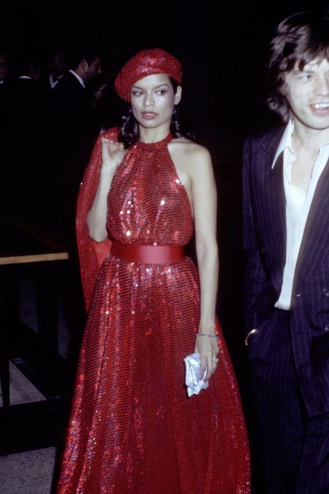 Bianca Jagger Is the Icon I Need to Dress Like via @WhoWhatWearUK Moda Z Lat 70., Studio 54 Fashion, Moda Disco, Lee Radziwill, Met Gala Dresses, Bianca Jagger, Disco Fashion, Estilo Hippy, Leandra Medine