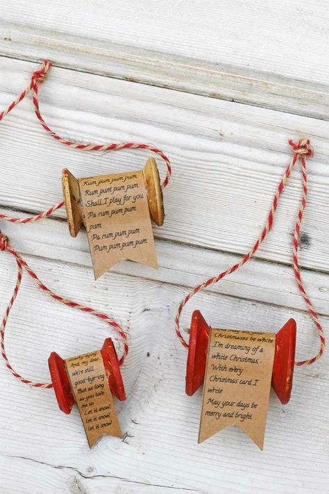 Wooden Thread Spool Ornament For Christmas Wooden Spool Crafts, Christmas Decorations Sewing, Jul Diy, Spool Crafts, Diy Christmas Tree Ornaments, Merry Bright Christmas, Handmade Christmas Decorations, Thread Spools, Handmade Christmas Gifts