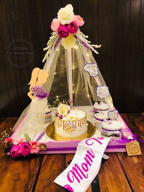 Cake For Bhabhi Birthday, Gift For Baby Shower Mommy, Cake Hampers Ideas, Cake Platter Ideas, Mom To Be Decoration Ideas, Cake Hampers Gift Ideas, Mom To Be Hamper Gift Ideas, Mom To Be Cake Design, Mom To Be Hamper