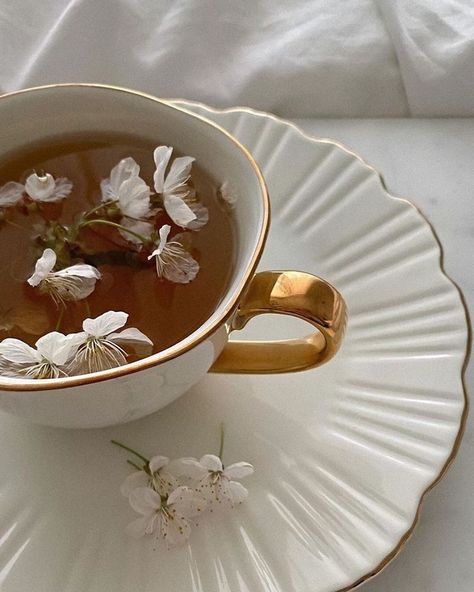 Tea With Flowers, Tea Aesthetic, Gold Aesthetic, Pretty Drinks, A Cup Of Tea, Beige Aesthetic, Flower Tea, Brown Aesthetic, Cup Of Tea