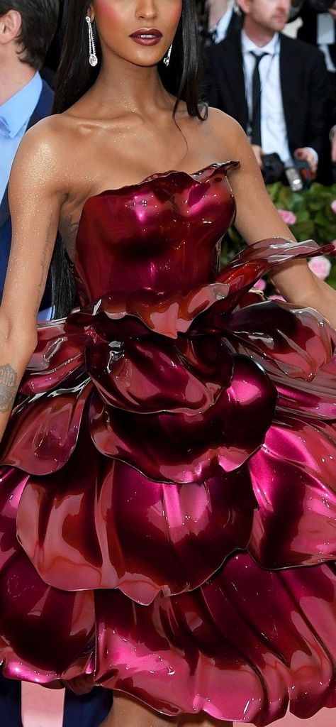 Mugler Flower Dress, Extravagant Flower Dress, Flower Gown Couture, Flower Shaped Dress, Flower Couture Dress, Flowers In Fashion, Rose Dress Design, Rose Inspired Dress, Emphasis Dress