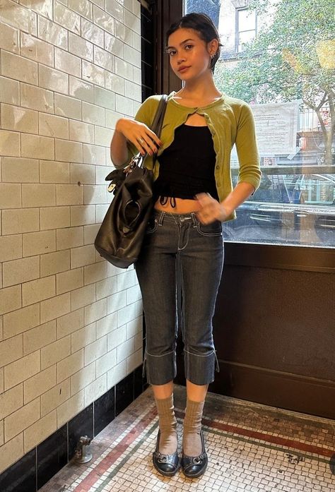 Capri Outfits Fall, Capris And Boots, Recession Core Fashion, Pixie Fashion Outfits, Fashion Trend Predictions 2024, Cute Capri Outfits, Khaki Capri Outfit, Linen Culottes Outfit, Denim Capris Outfit