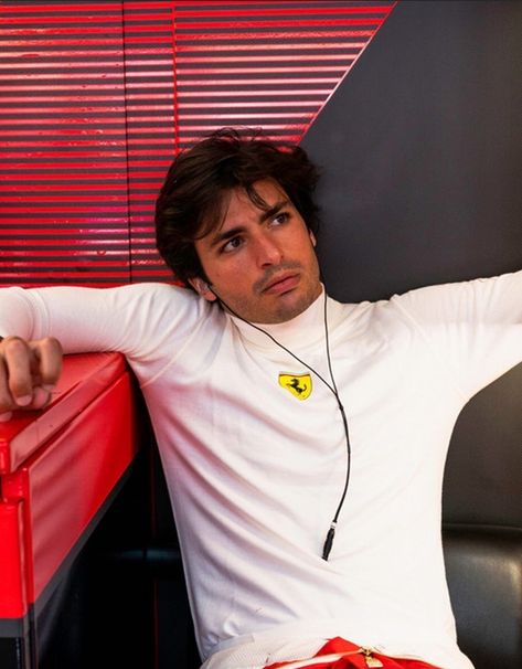 Carlos Sainz Wallpaper Boyfriend, Carlos Sainz Aesthetic, Carlos Sainz Wallpaper, Car Launch, Spanish Men, Bow Wallpaper, Smooth Operator, Formula 1 Car, Scuderia Ferrari