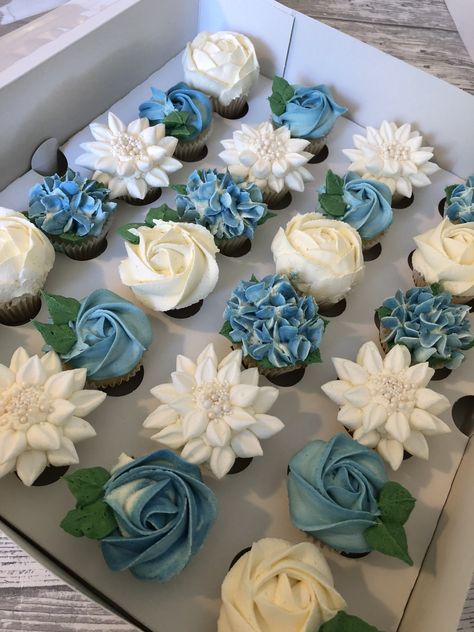 Cupcake Ideas Flowers, Blue Hydrangea Cupcakes, Blue Flower Cupcakes Ideas, Blue And White Flower Cupcakes, Cupcake Flower Frosting, Blue Bridal Shower Cupcakes, Teal Flower Cupcakes, Mini Wedding Cake Cupcakes, Wedding Cupcakes Ideas Simple Blue