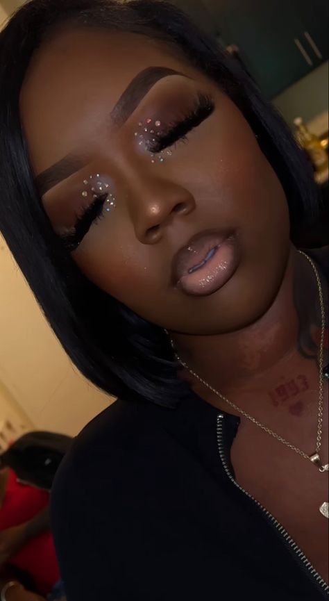 Smokie Eye Makeup Black Women, Black Women Birthday Makeup, Homecoming Glam Makeup, Birthday Makeup Dark Skin, Black Birthday Makeup Look, Prom Make Up Looks Natural, Soft Glam Makeup Black Women Dark Skin Gold, Baddie Prom Makeup Looks, Birthday Makeup Ideas For Black Women